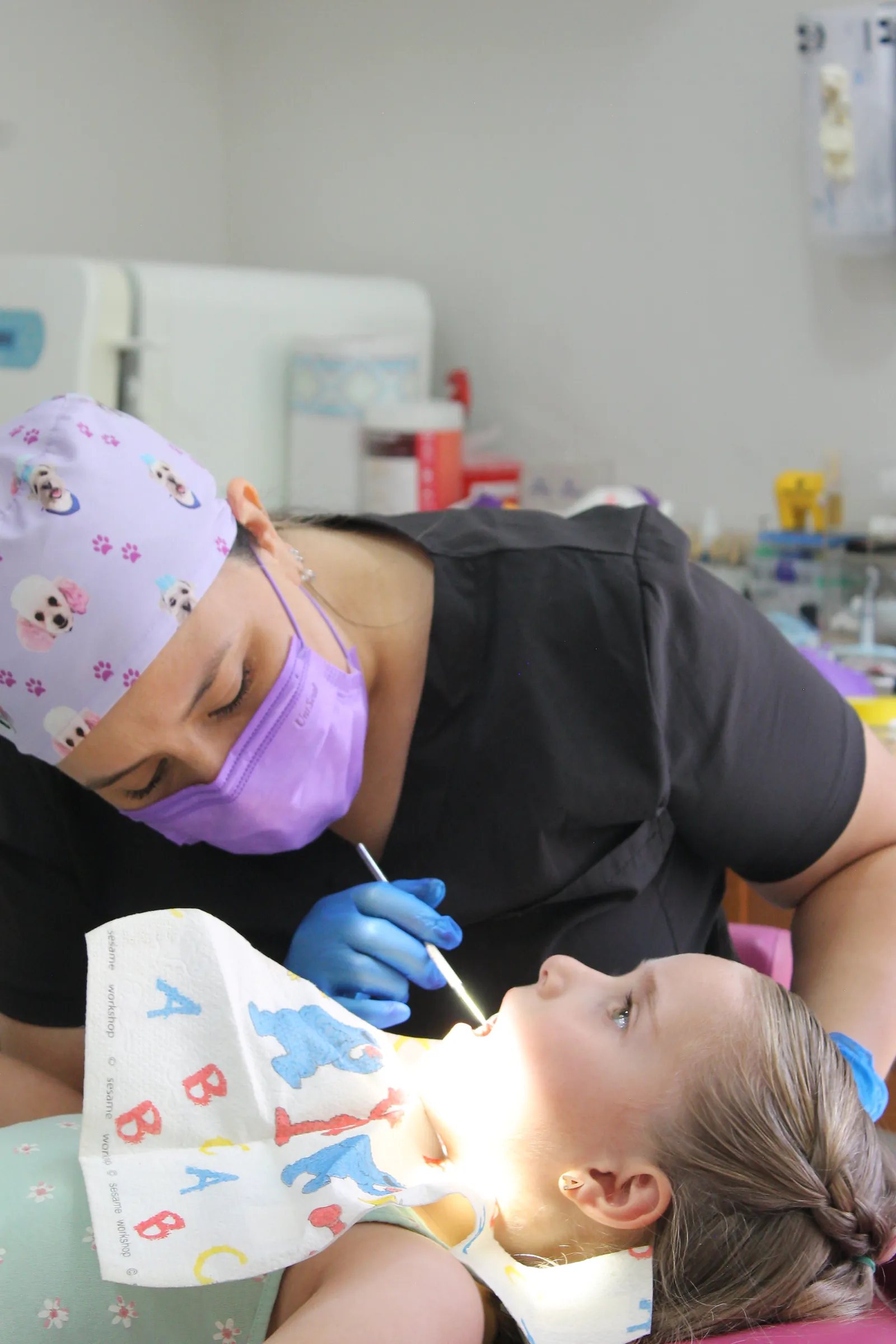 Revisión dental infantil durante una consulta odontopediátrica en Somnia Dent.